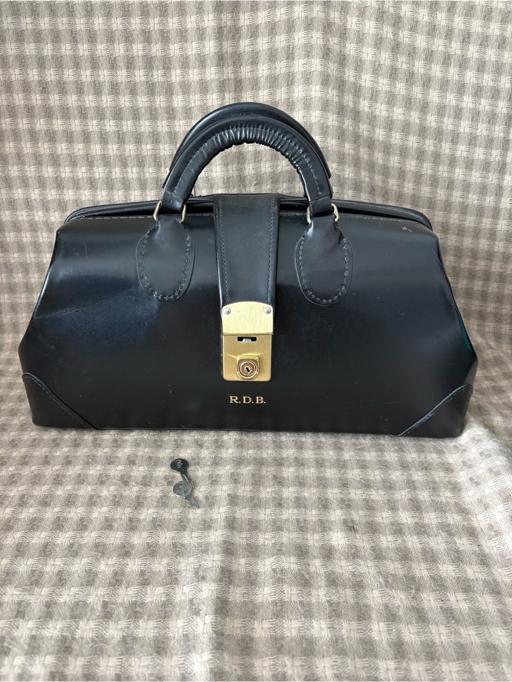 VINTAGE CHENEY LEATHER DOCTOR BAG WITH KEY LOCK AND KEYS